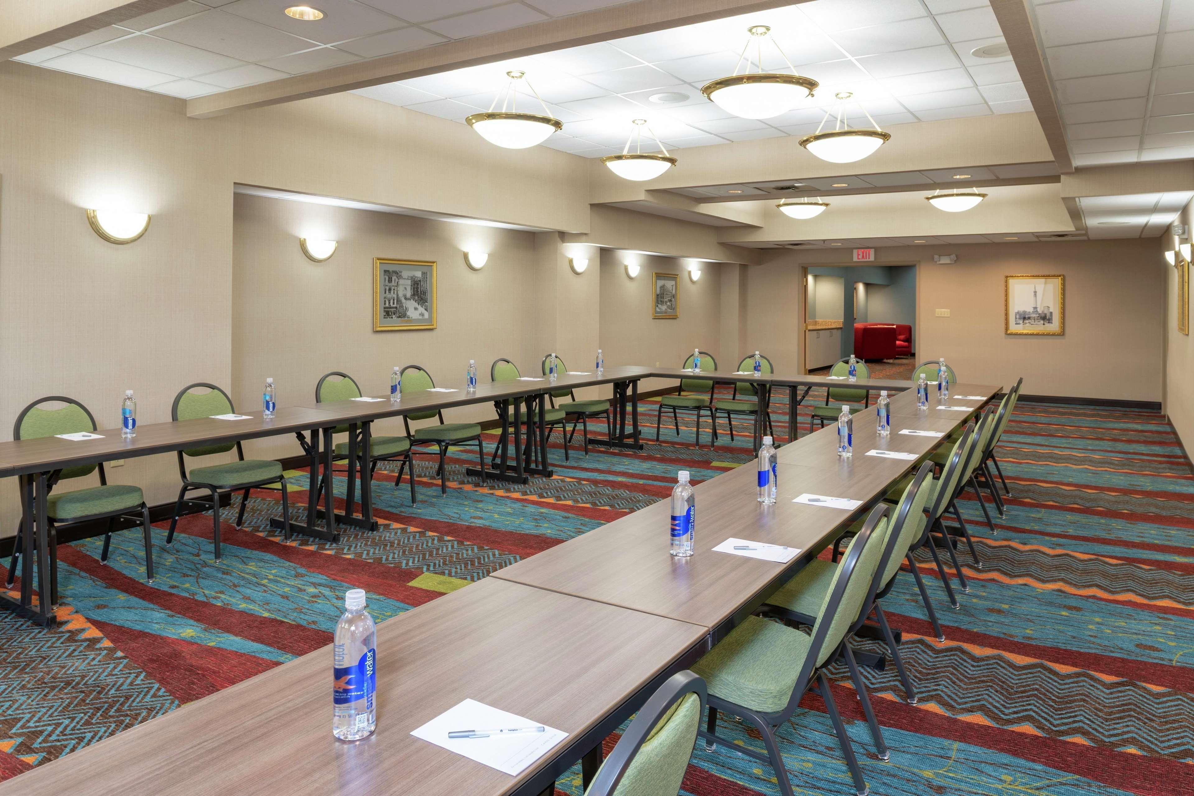 Hampton Inn Indianapolis Downtown Across From Circle Centre Бизнес фото