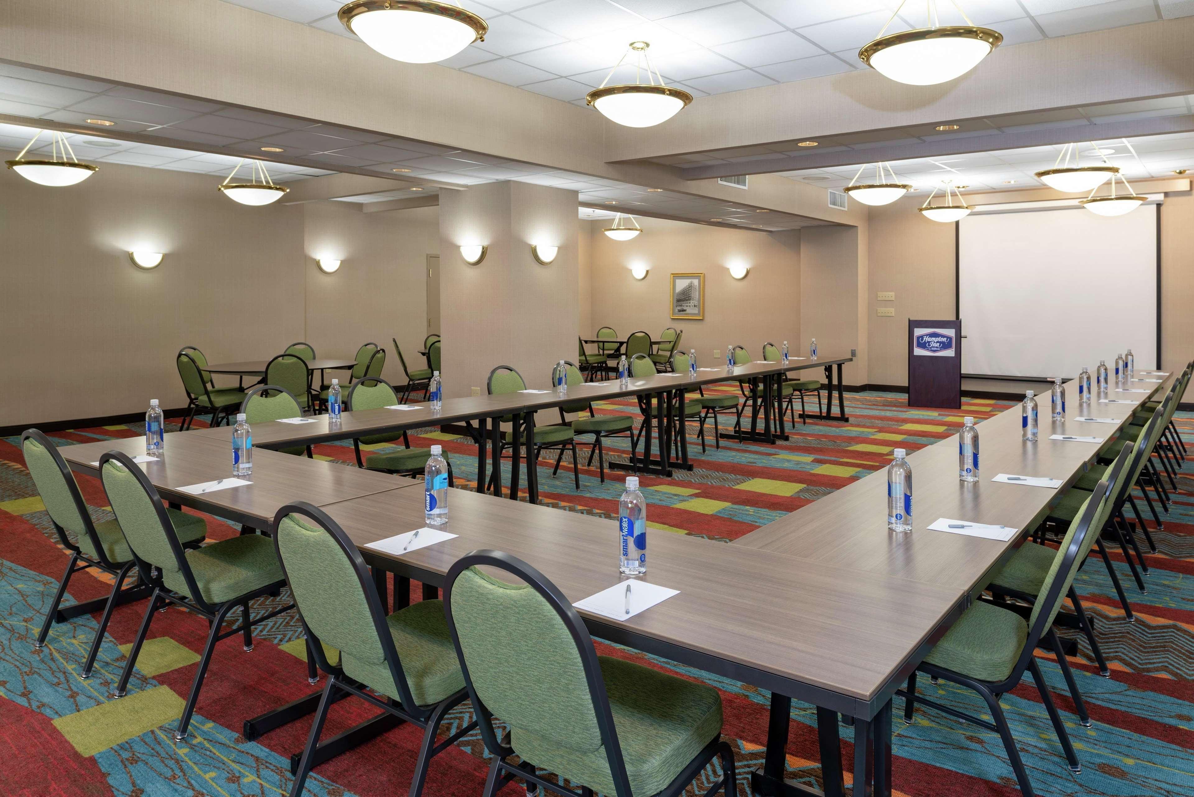 Hampton Inn Indianapolis Downtown Across From Circle Centre Бизнес фото